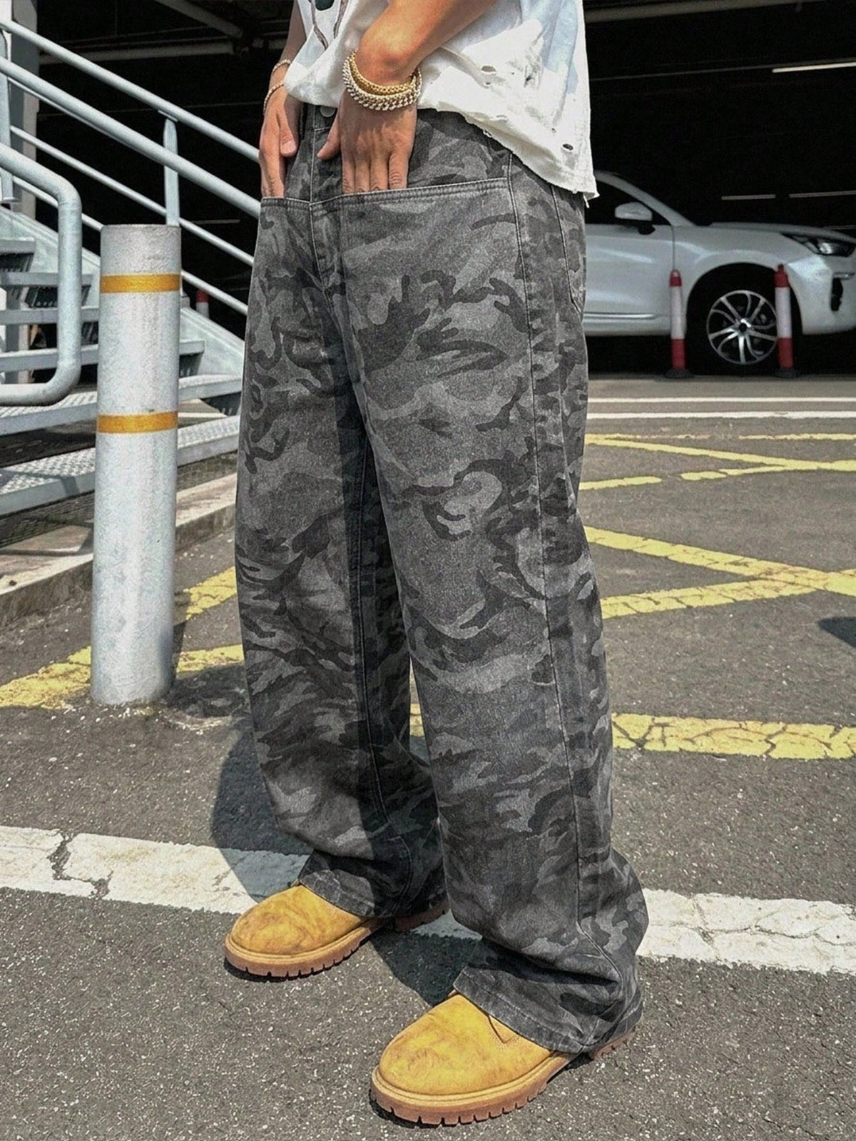 Baggy camo jeans for men with a wide straight leg, five pockets and a zip fly - grey camo