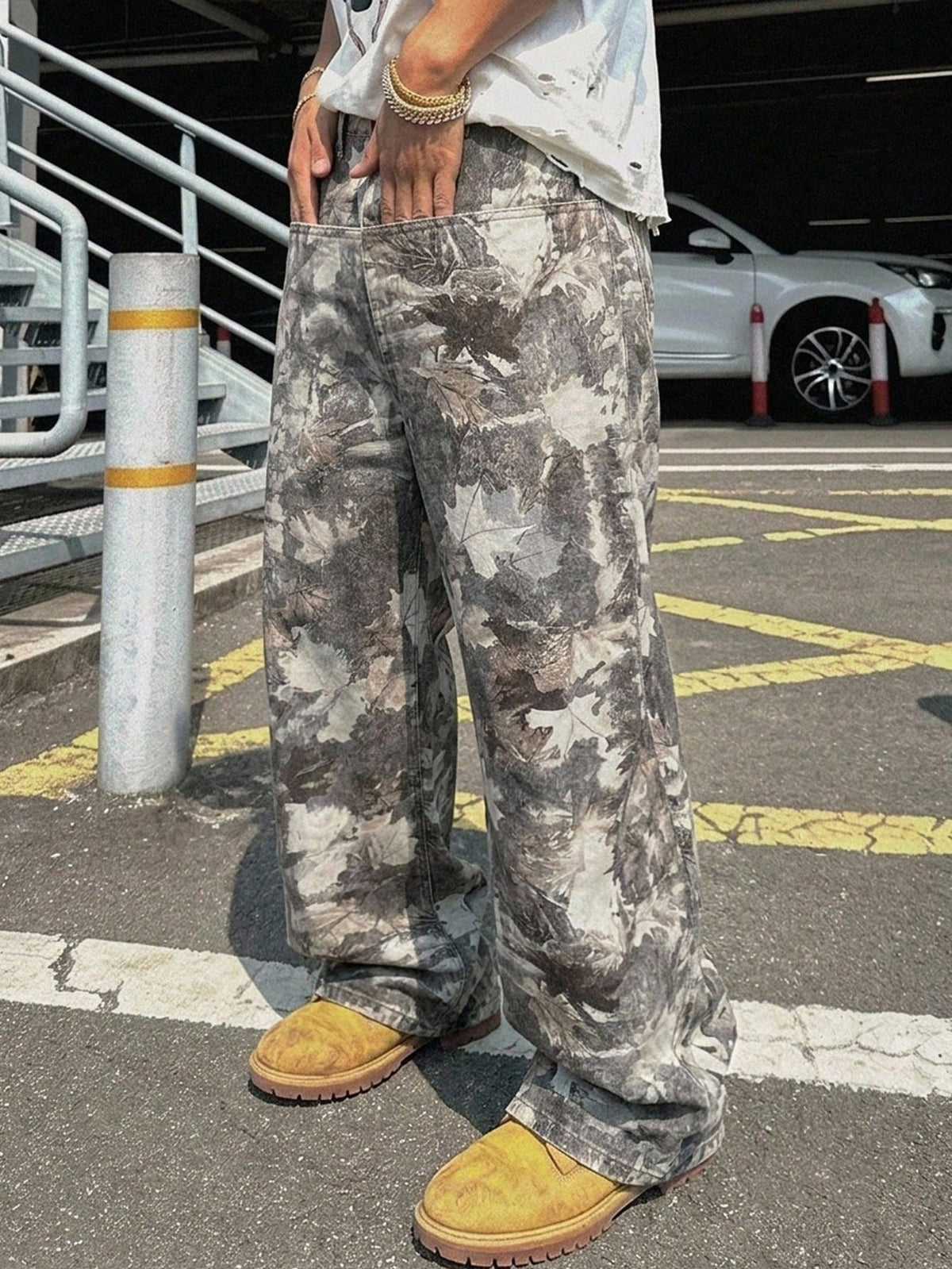 Baggy camo jeans for men with a wide straight leg, five pockets and a zip fly - snow camo