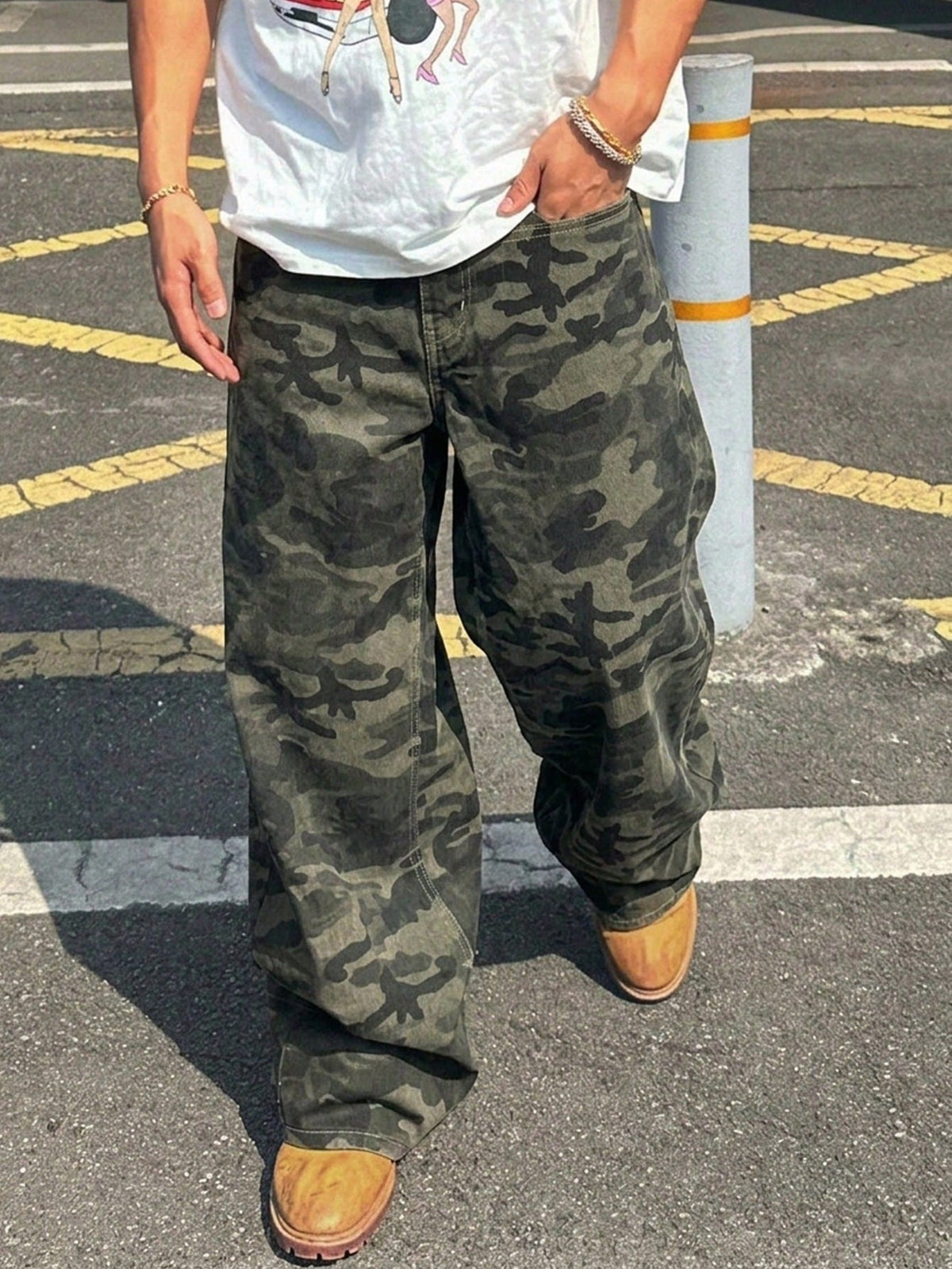 Baggy camo jeans for men with a wide straight leg, five pockets and a zip fly - view 5