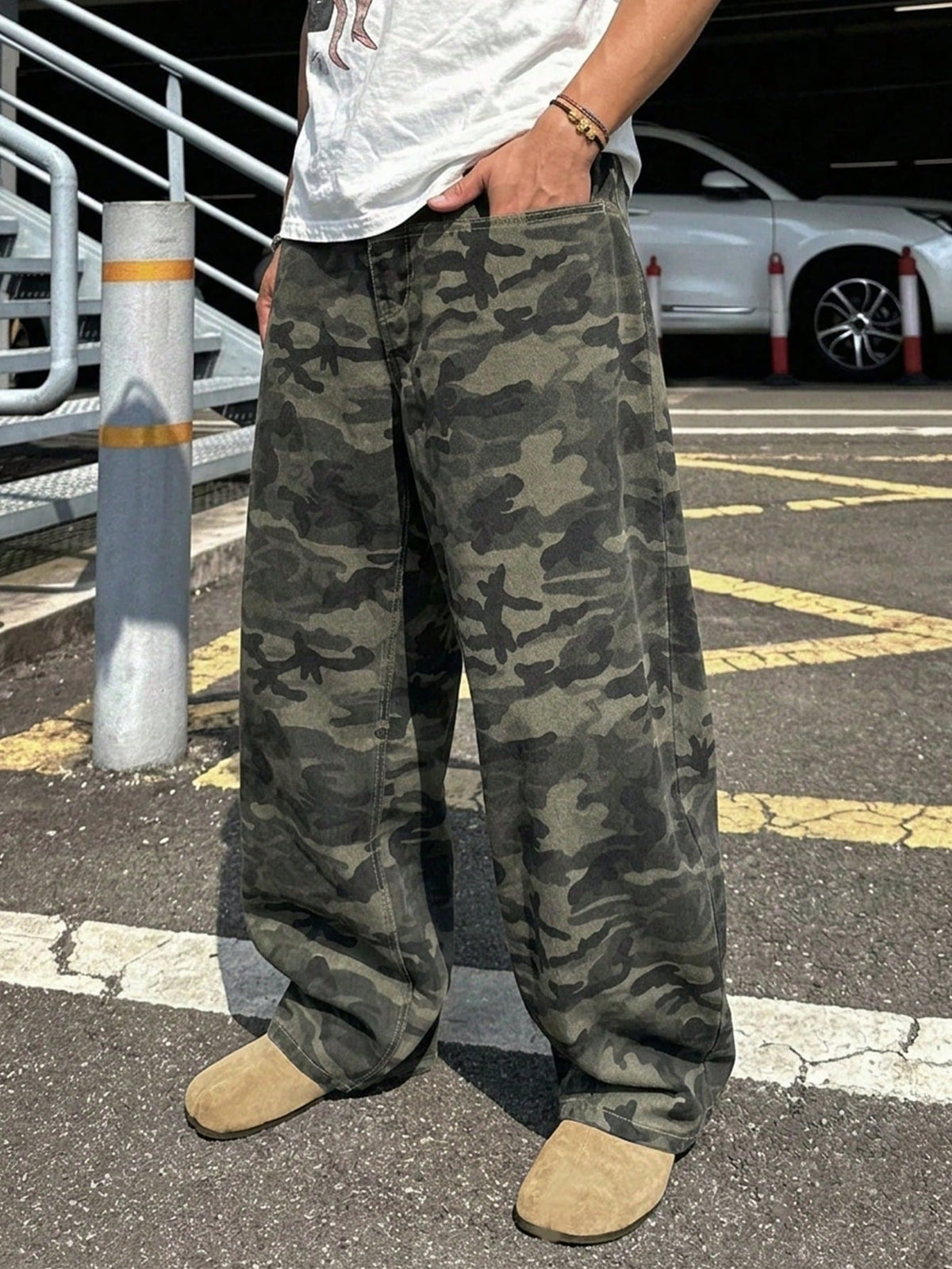 Baggy camo jeans for men with a wide straight leg, five pockets and a zip fly - view 6