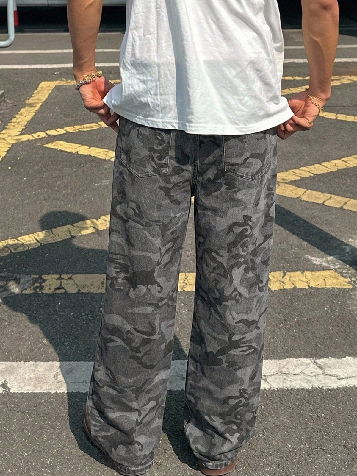 Baggy camo jeans for men with a wide straight leg, five pockets and a zip fly - view 8