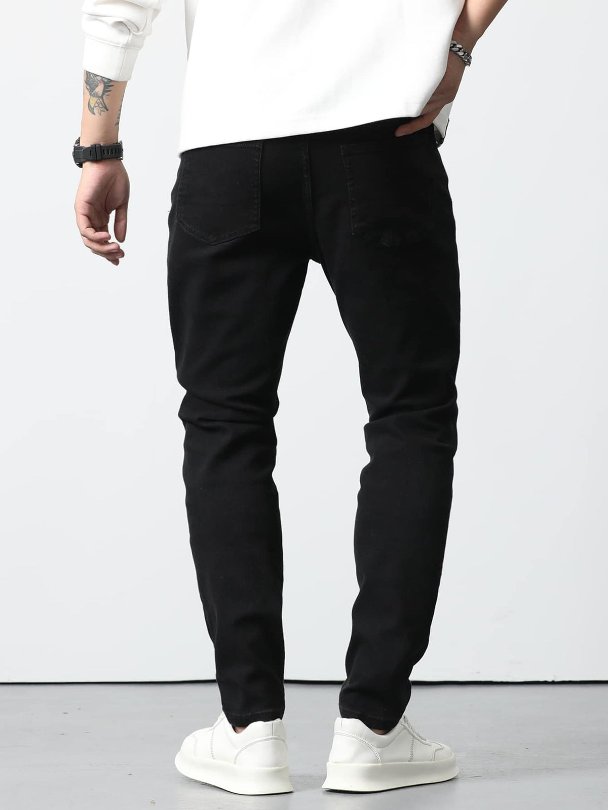 Skinny jeans for men with a slim leg down to the ankle, five pockets and a zip fly - view 2