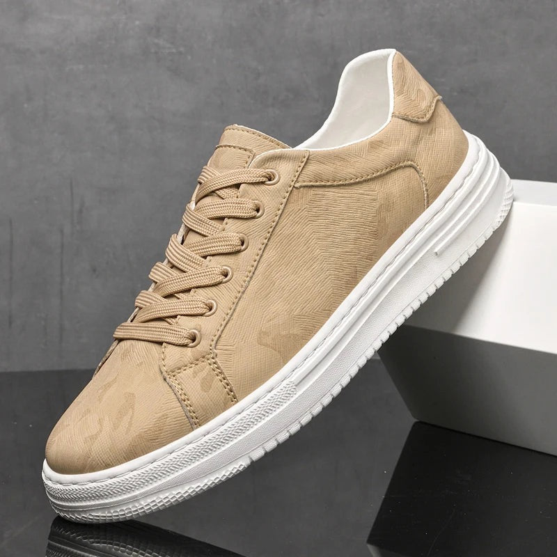 Men's low faux leather trainers with an embossed geometric pattern and a white rubber sole - sand
