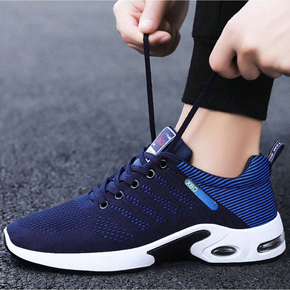 Men's ergonomic knit trainers with an air cushion heel