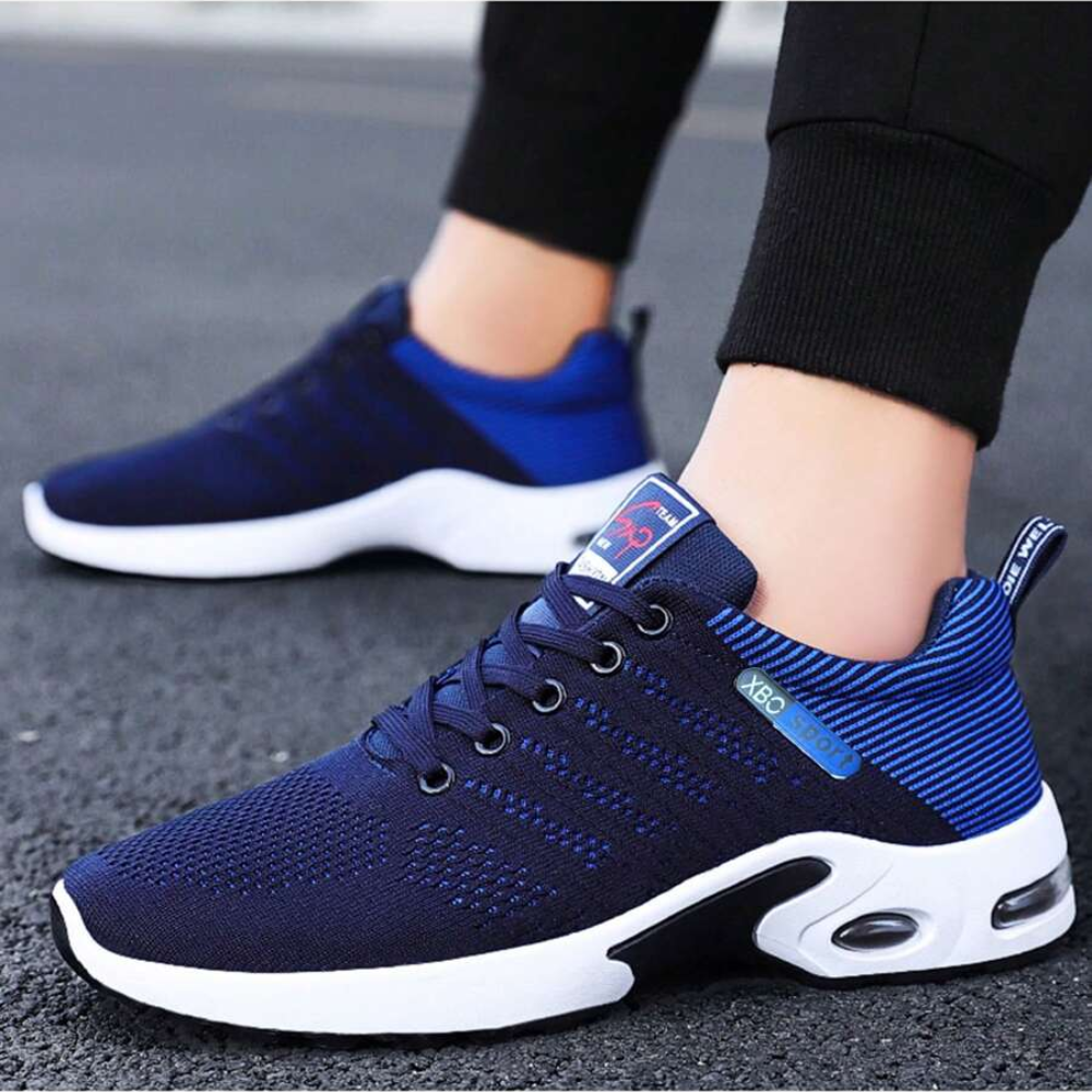 Men's ergonomic knit trainers with an air cushion heel
