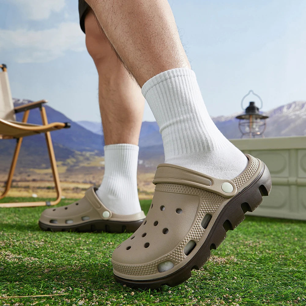 Men's garden clogs in EVA with vent holes, heel strap and dark tread sole