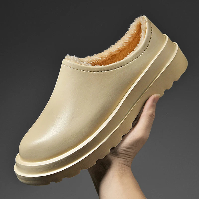 Men's closed slipper with a smooth leather-look upper, plush lining and thick lug sole