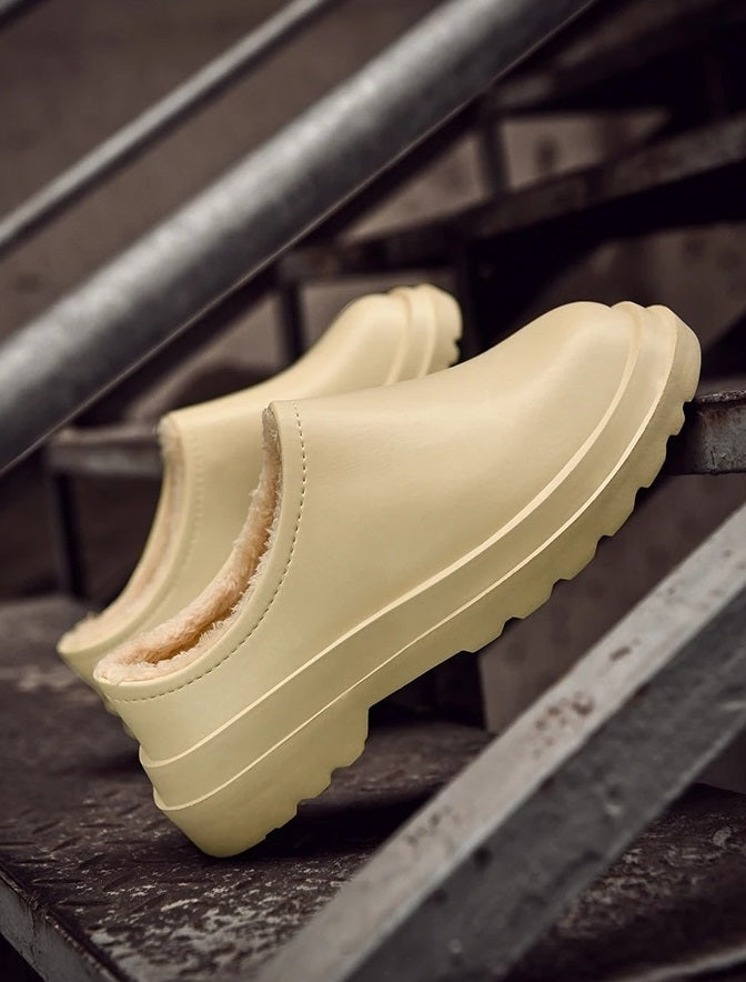 Men's closed slipper with a smooth leather-look upper, plush lining and thick lug sole - view 10