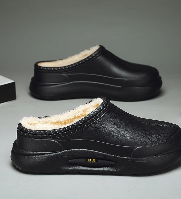 Men's plush-lined clogs with a smooth closed toe, open back and thick sole - black