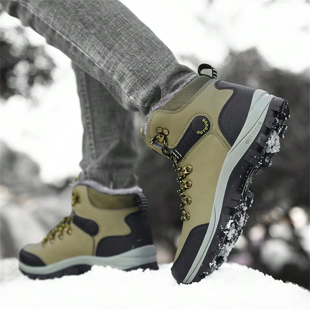 Men's plush-lined winter hiking boots with laces and lug sole