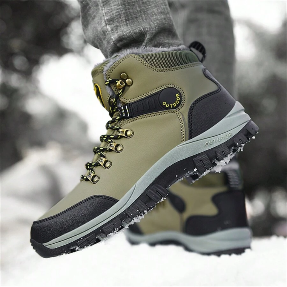 Men's plush-lined winter hiking boots with laces and lug sole