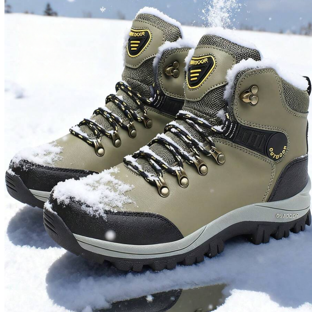 Men's plush-lined winter hiking boots with laces and lug sole
