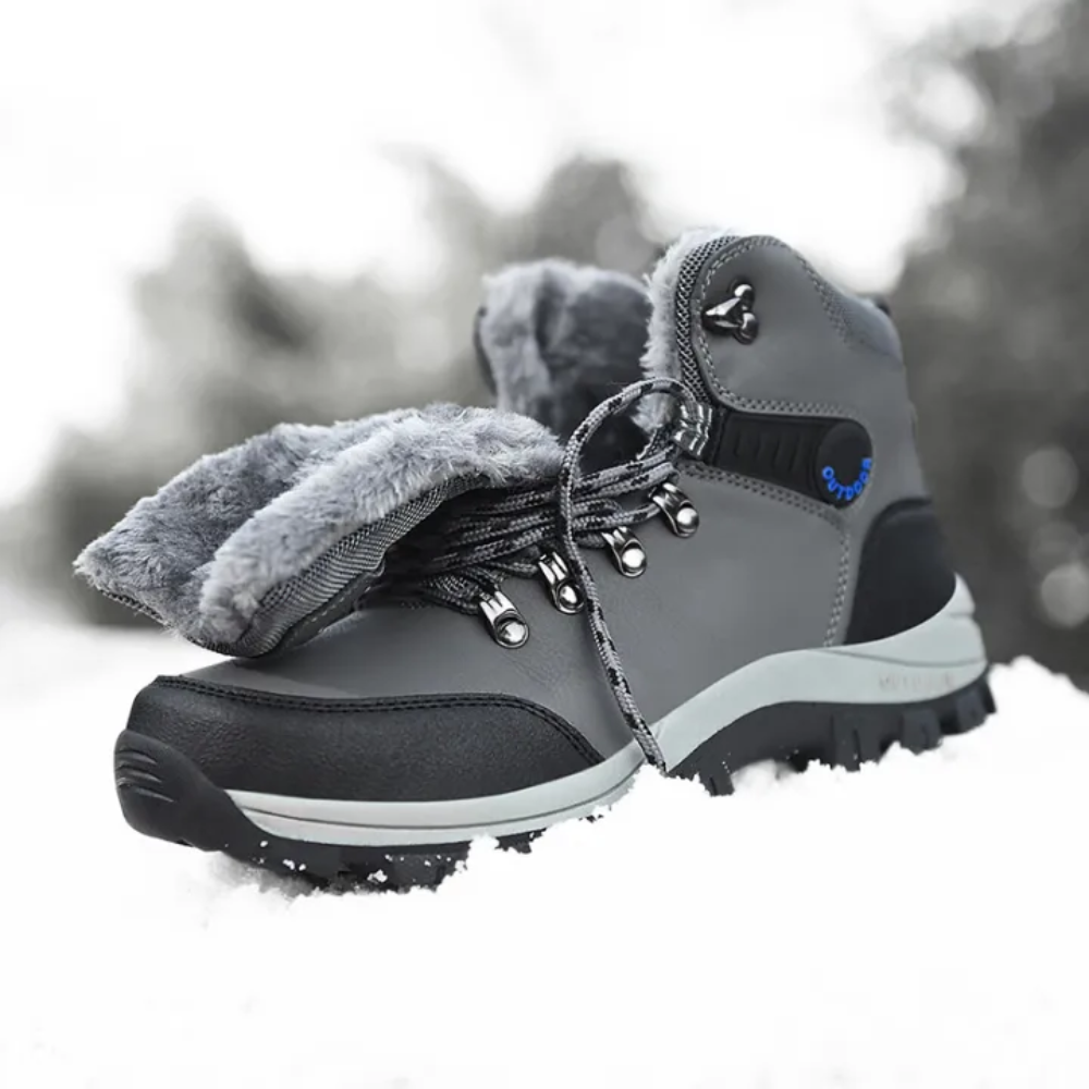 Men's plush-lined winter hiking boots with laces and lug sole