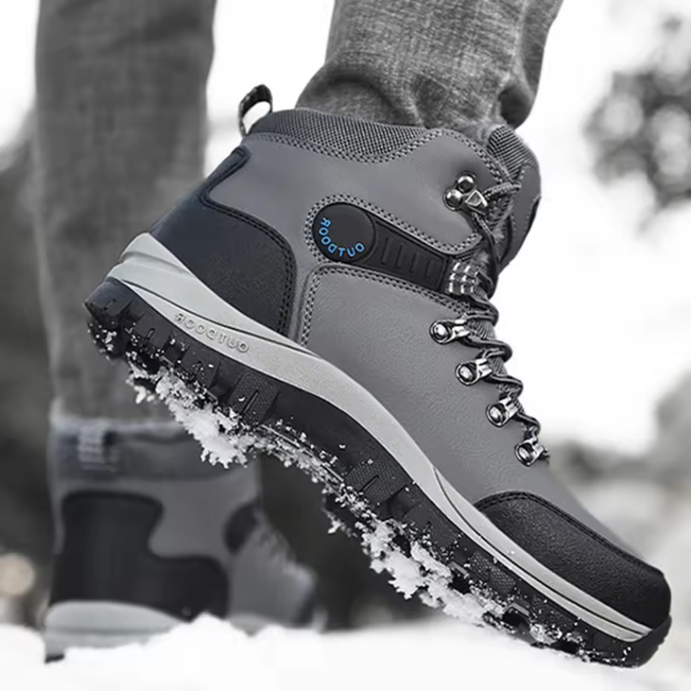 Men's plush-lined winter hiking boots with laces and lug sole
