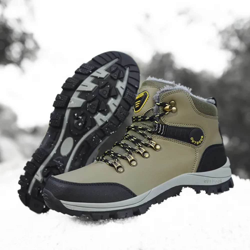 Men's plush-lined winter hiking boots with laces and lug sole