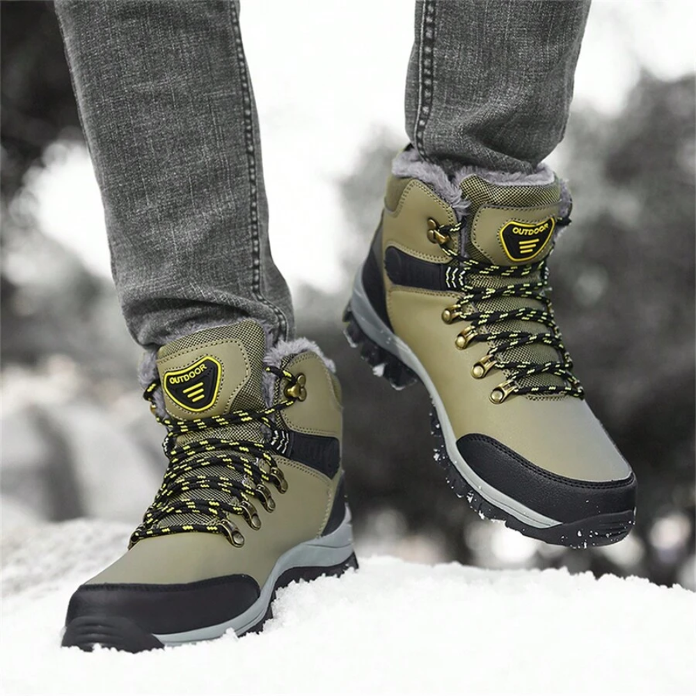 Men's plush-lined winter hiking boots with laces and lug sole