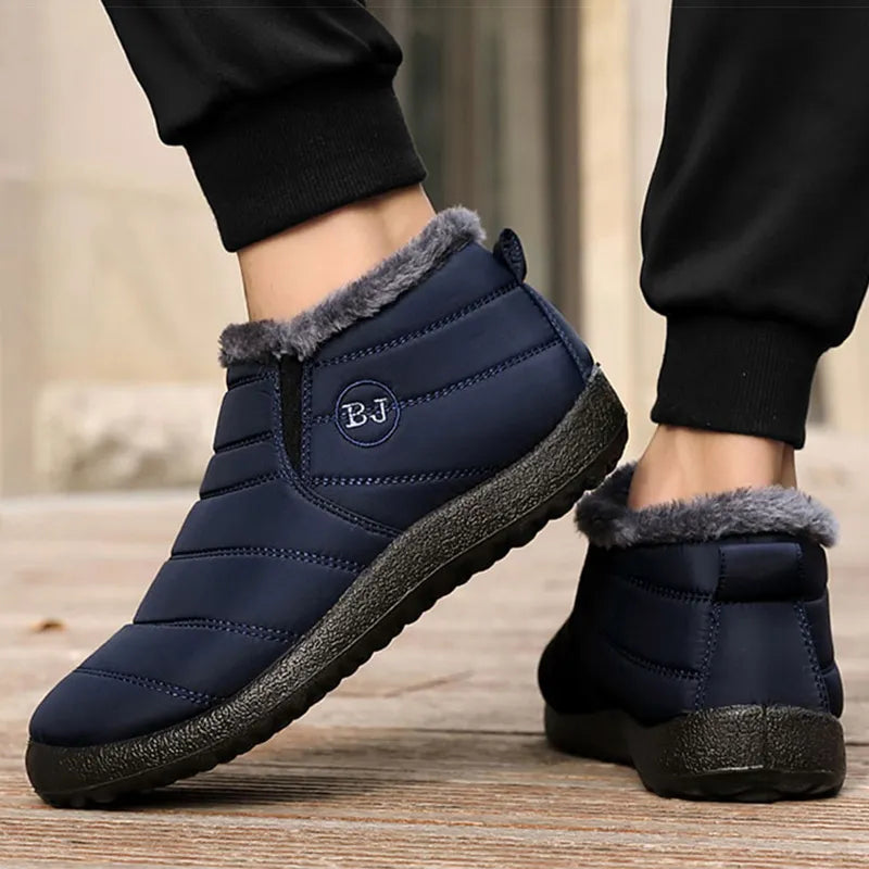 Men's snow boots with a quilted upper, side elastic, plush collar and tread sole