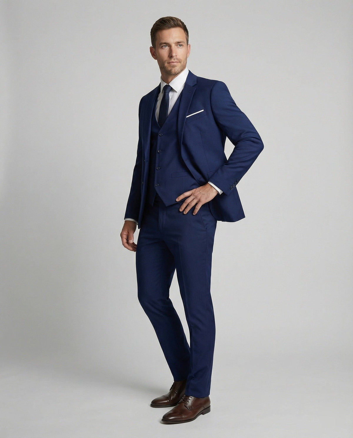 Men's three-piece suit with jacket, waistcoat and trousers - view 2