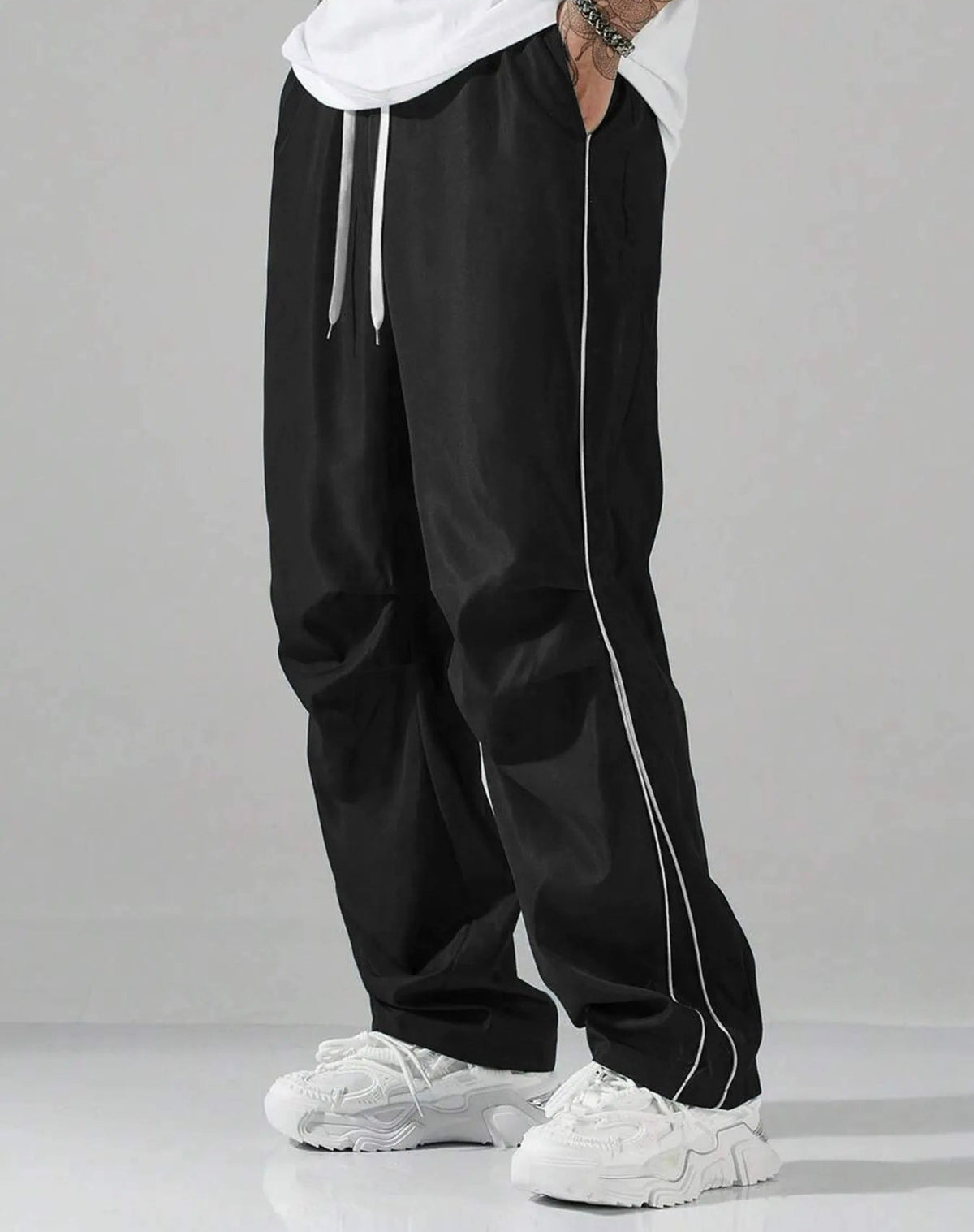 Men's relaxed tracksuit bottoms with side piping and a drawcord - black
