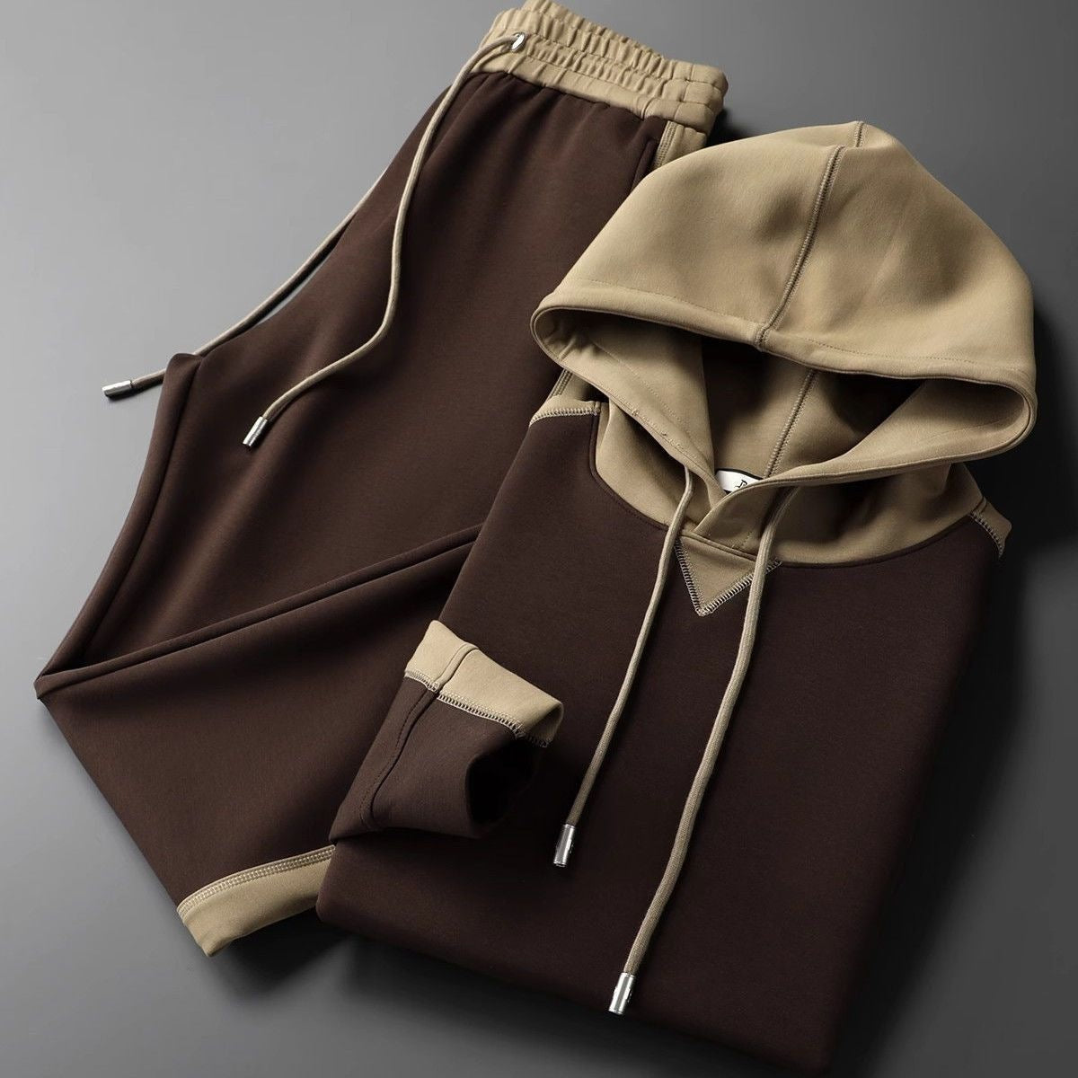 Men's two-piece tracksuit with a colour-block hoodie and joggers with a side stripe - dark brown