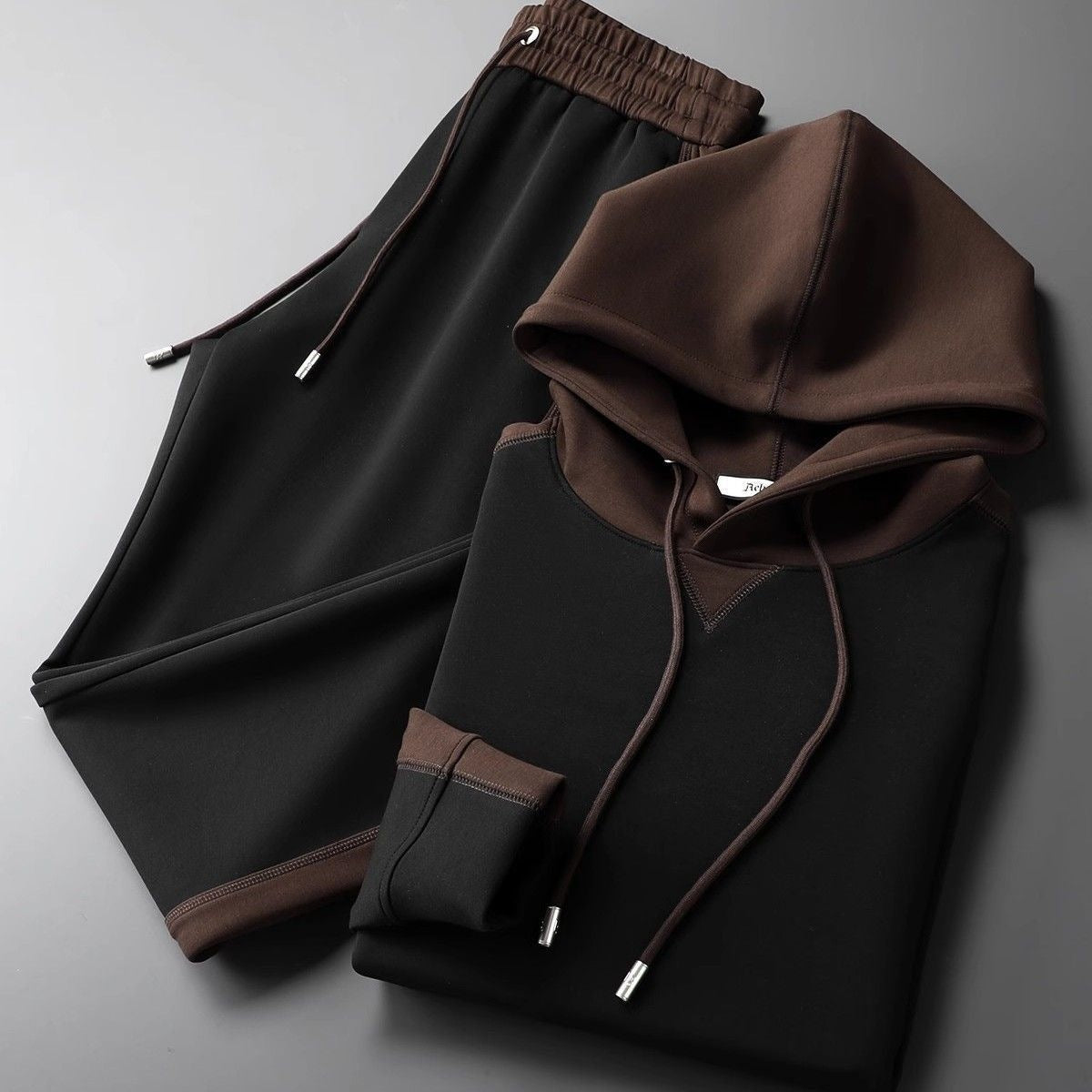 Men's two-piece tracksuit with a colour-block hoodie and joggers with a side stripe - black
