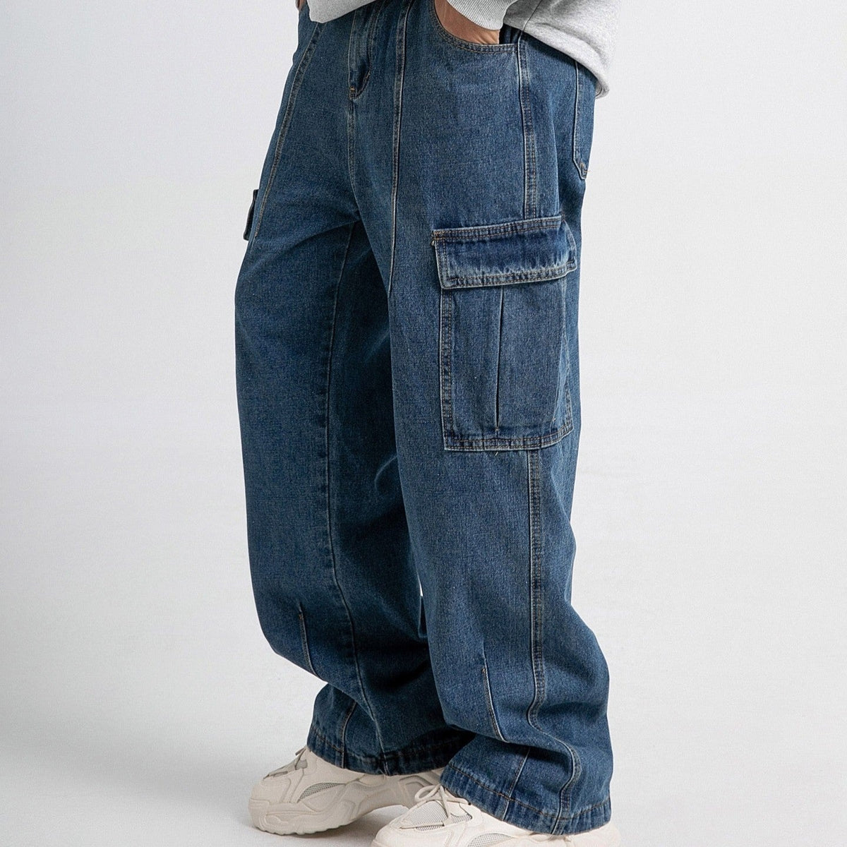 Men's wide-leg cargo jeans with flap pockets on the thighs and a straight leg - view 3