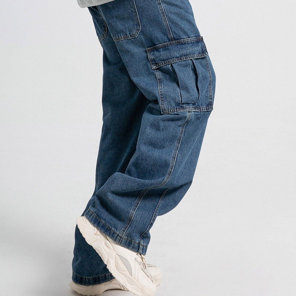 Men's wide-leg cargo jeans with flap pockets on the thighs and a straight leg - view 5