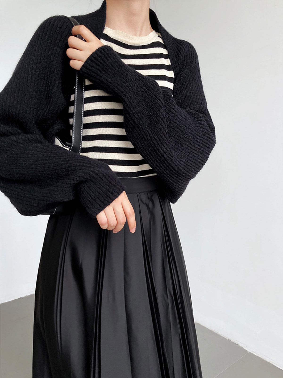 Women's oversized ribbed cardigan with balloon sleeves and a shawl collar - black