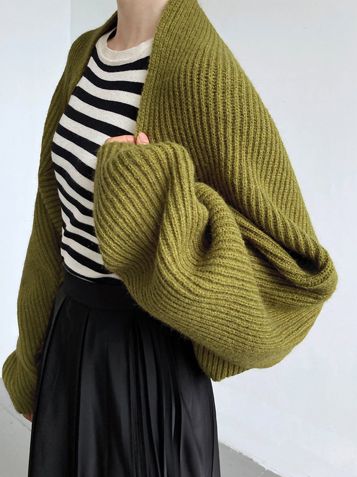 Women's oversized ribbed cardigan with balloon sleeves and a shawl collar