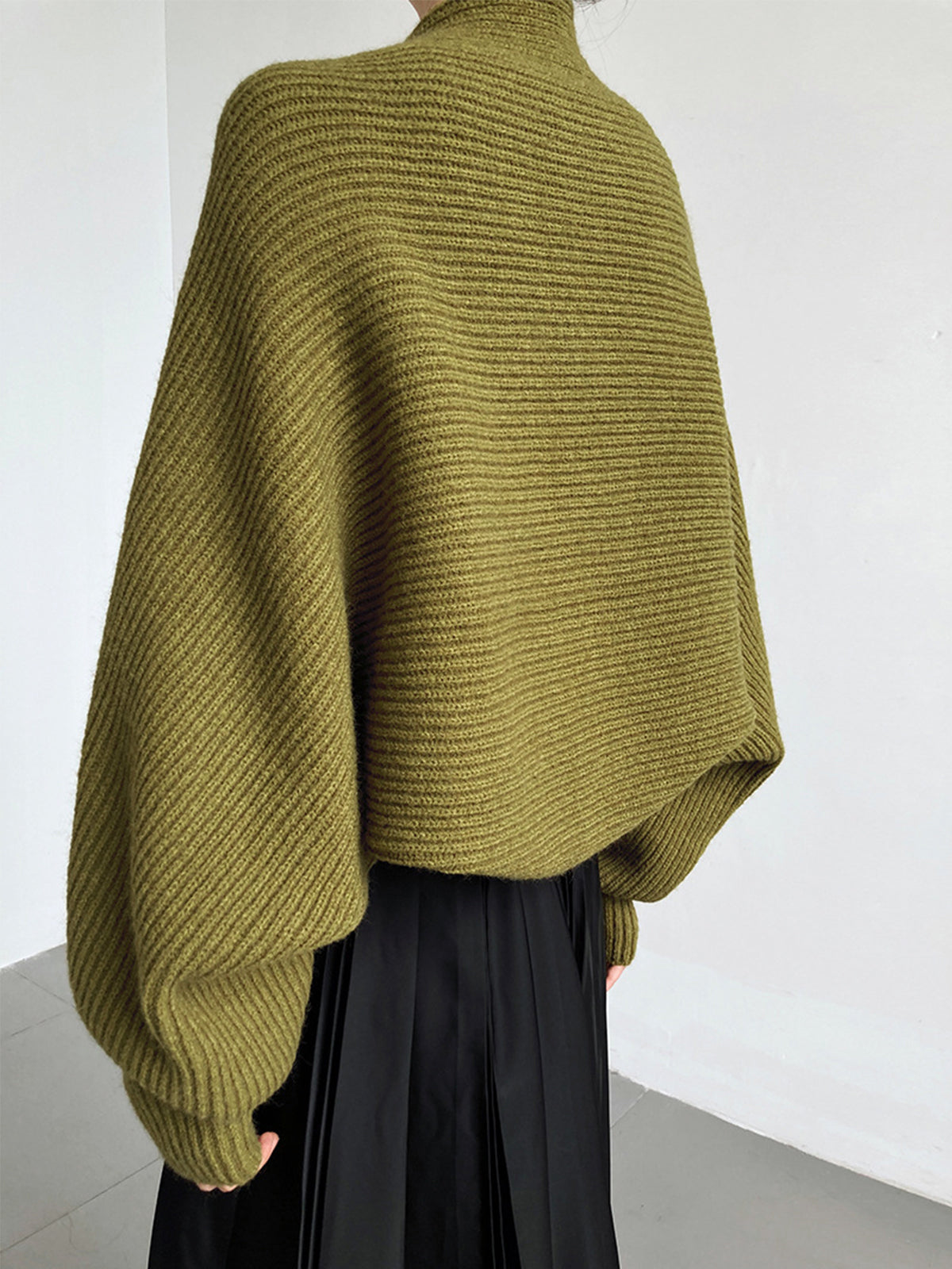 Women's oversized ribbed cardigan with balloon sleeves and a shawl collar