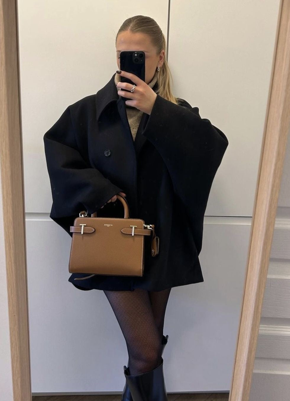 Women's oversized short coat in wool look with a point collar and wide sleeves