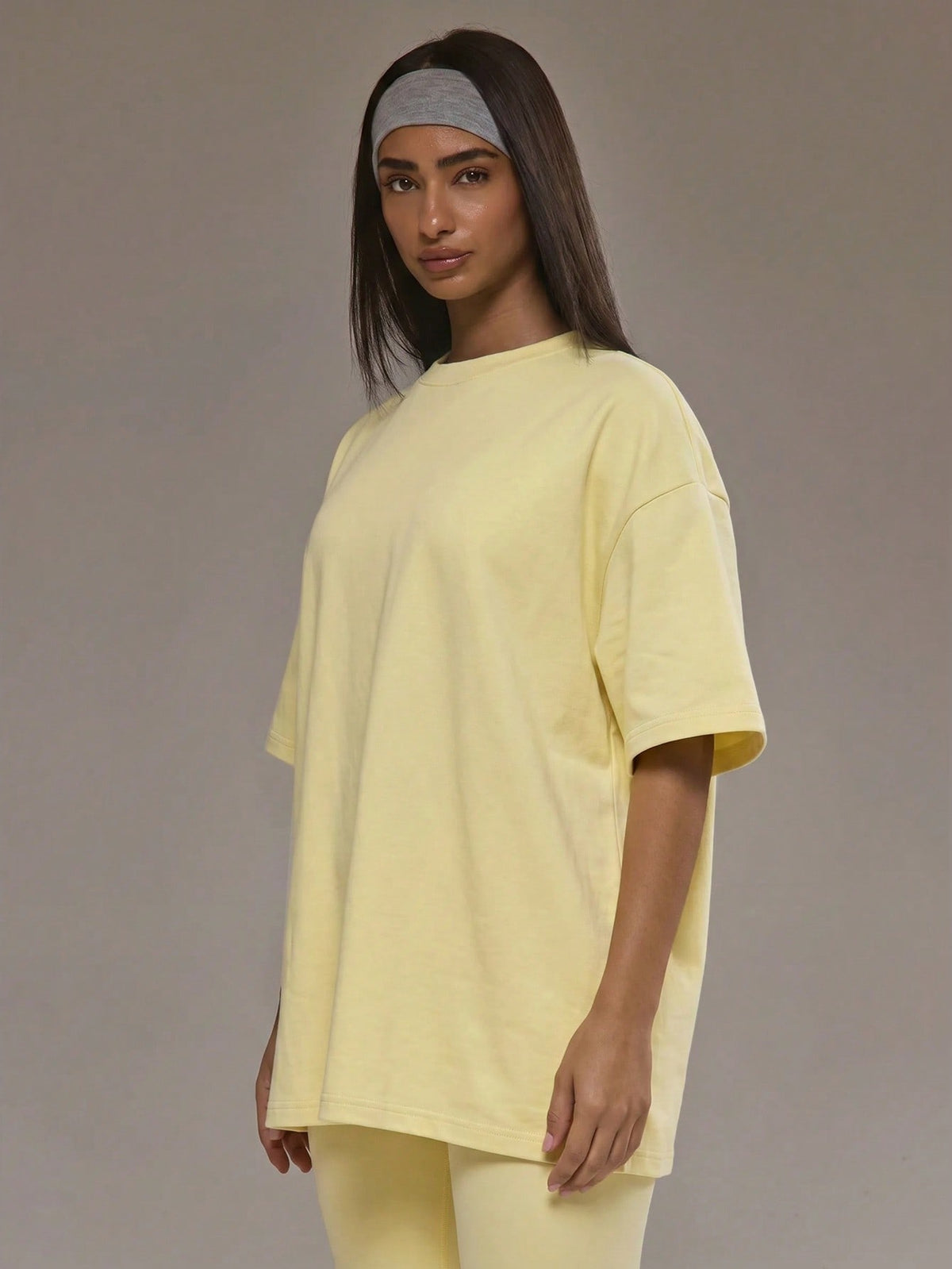 Oversized T-shirt for women in soft stretch fabric with a crew neck - pale yellow