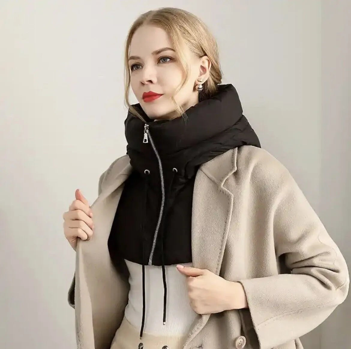 Women's padded hooded scarf with high collar, zip and drawstring - black