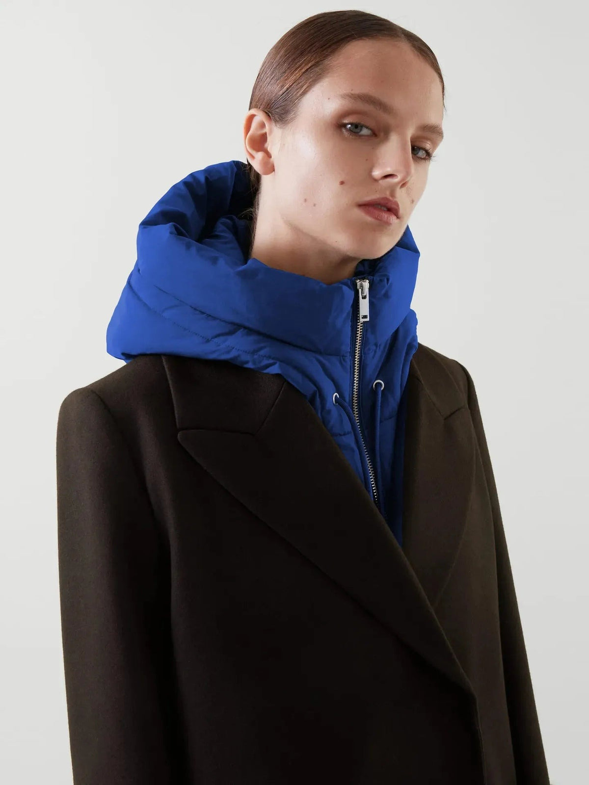 Women's padded hooded scarf with high collar, zip and drawstring