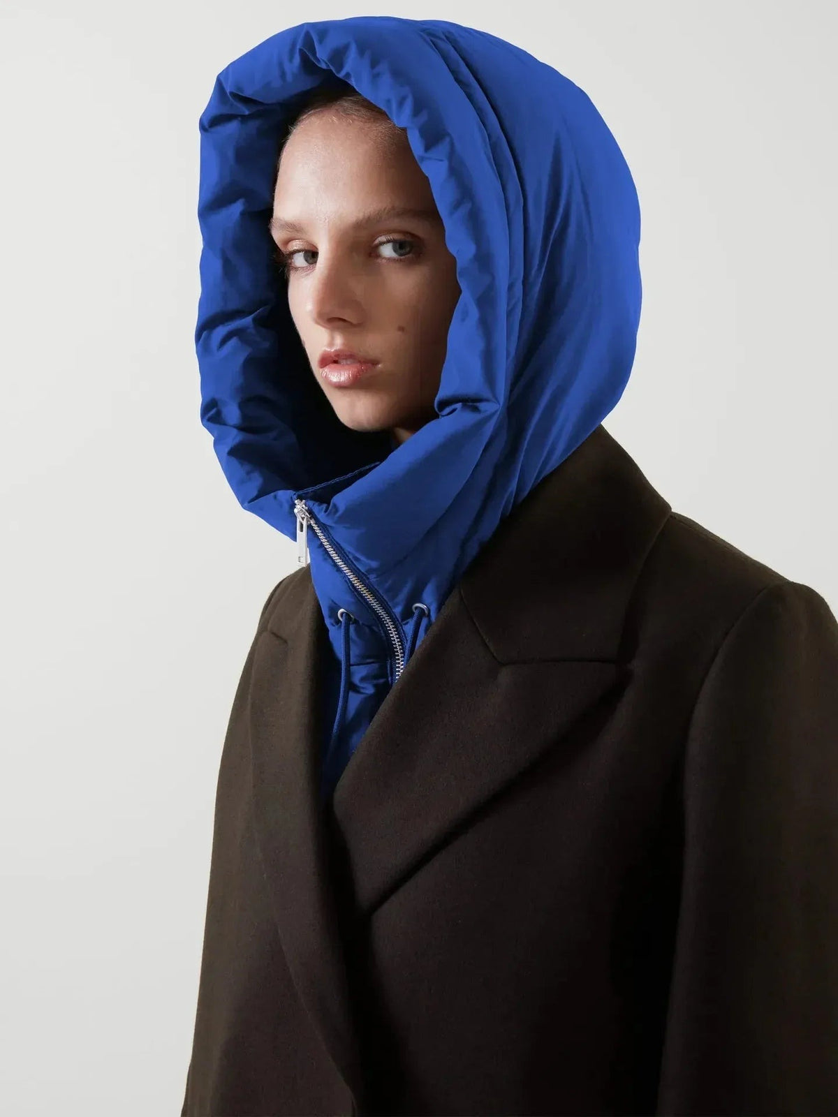 Women's padded hooded scarf with high collar, zip and drawstring