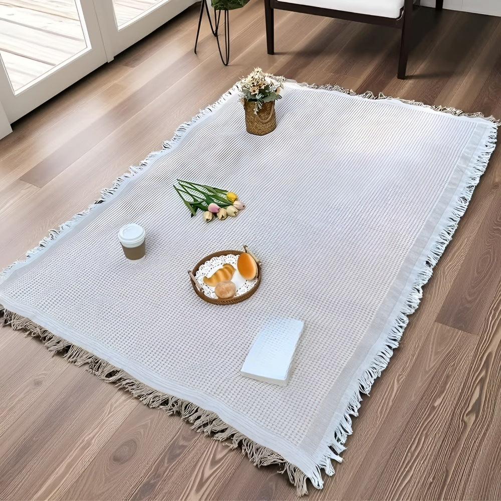 Picnic blanket of 180 x 180 cm with a waffle weave and fringe on the grass - view 5
