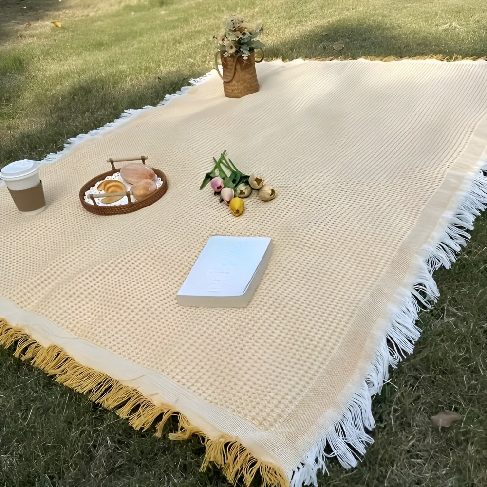 Picnic blanket of 180 x 180 cm with a waffle weave and fringe on the grass - view 7
