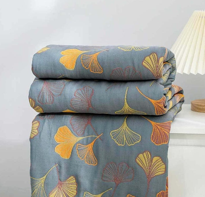 Reversible quilted bedspread with a ginkgo leaf print and wide binding - view 4