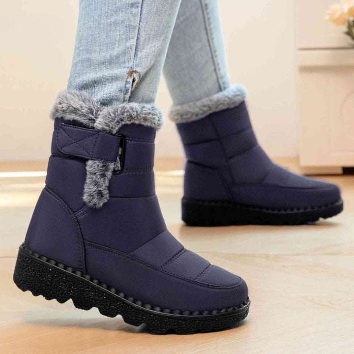 Women's quilted winter ankle boots with a faux fur cuff and strap - navy