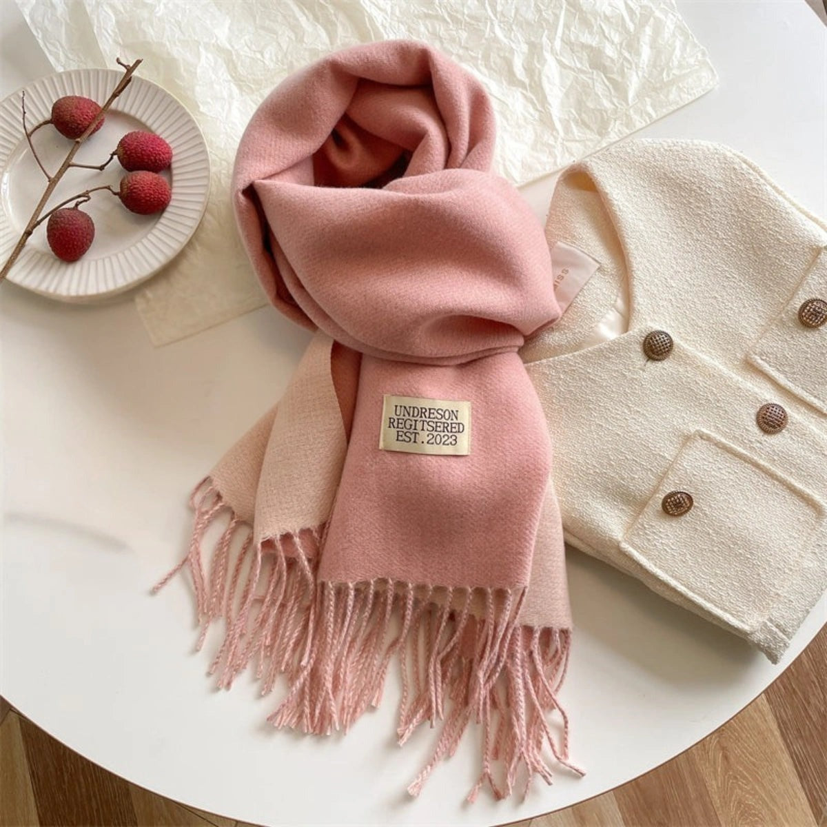 Women's reversible two-tone scarf with fringe and a small fabric label - light pink