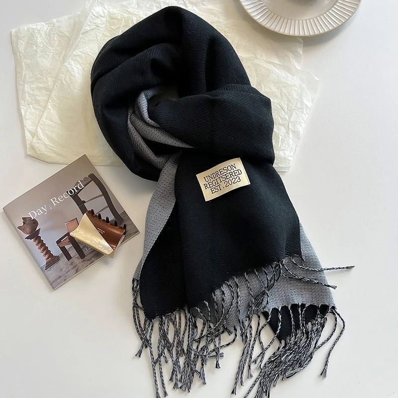 Women's reversible two-tone scarf with fringe and a small fabric label - black
