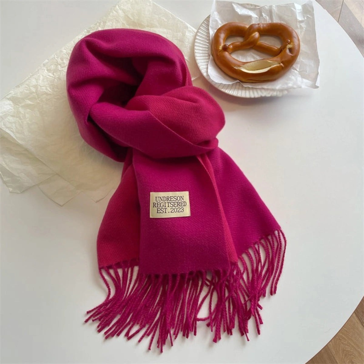 Women's reversible two-tone scarf with fringe and a small fabric label - fuchsia
