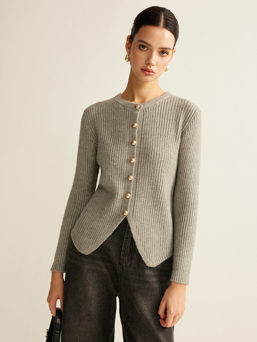 Women's ribbed crew neck cardigan with metal buttons and a scalloped hem - grey