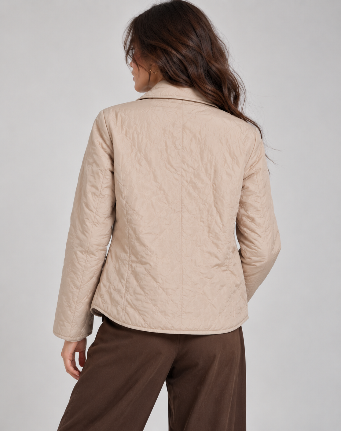 Short quilted jacket for women with shirt collar, four buttons and wavy quilting