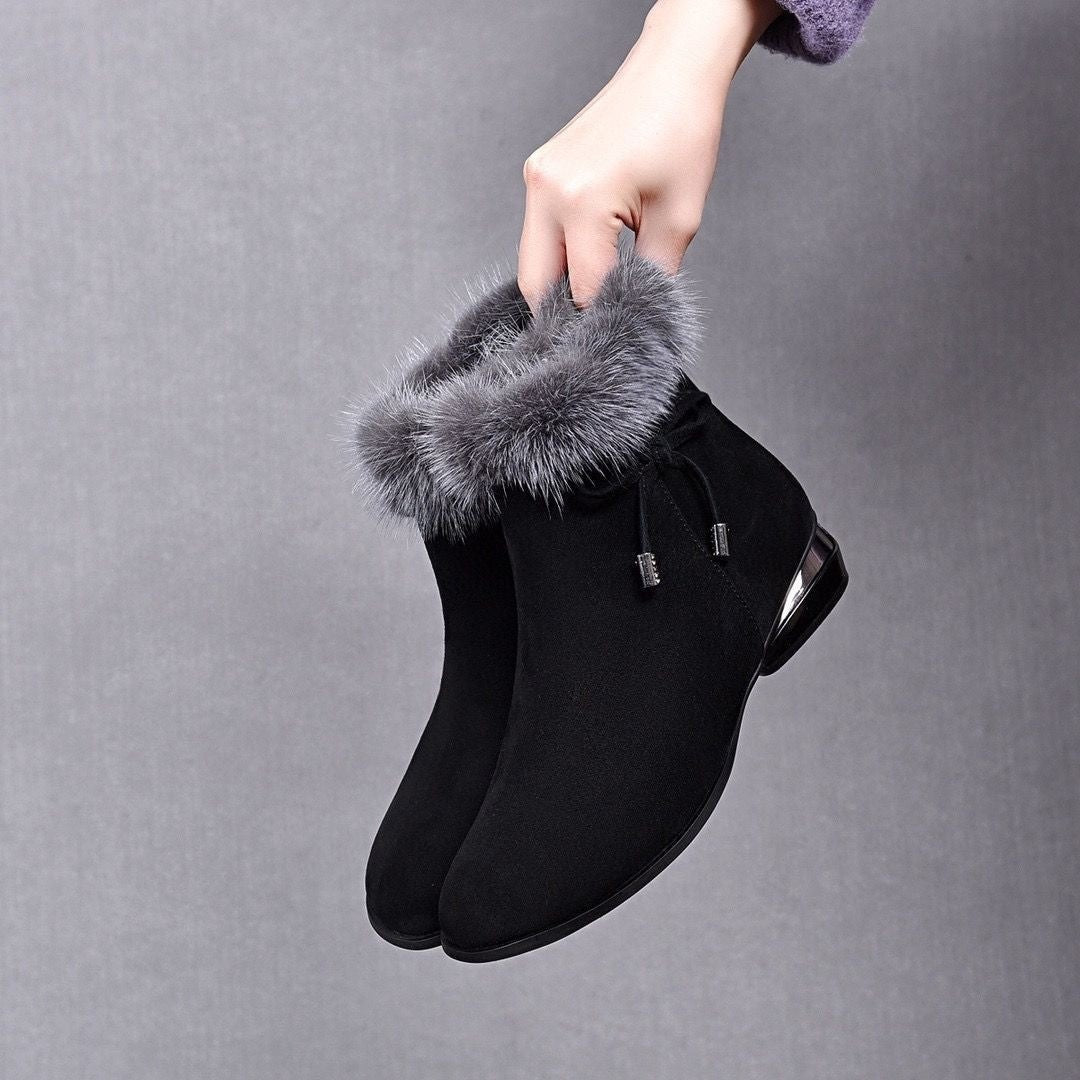 Women's suede-look ankle boots with a faux fur cuff and low heel - black