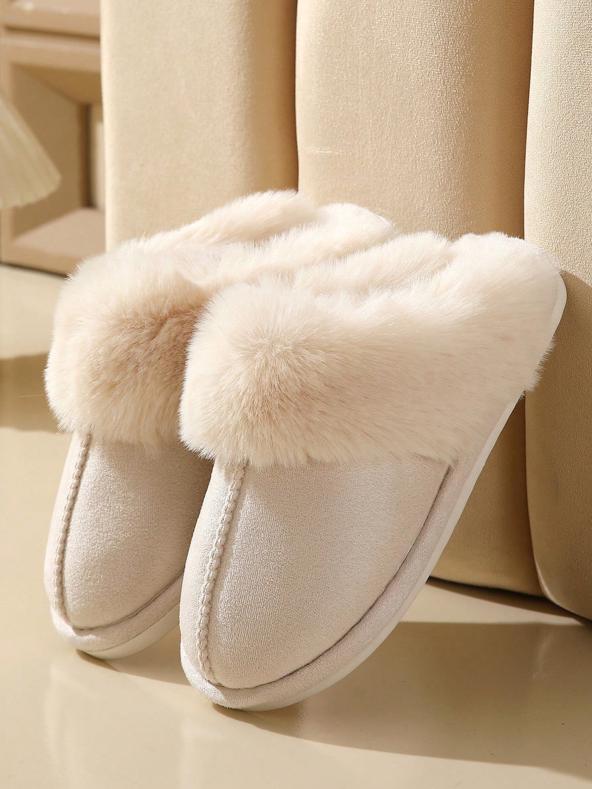 Women's slippers in suede look with a wide fold-over faux fur collar and a light sole - cream
