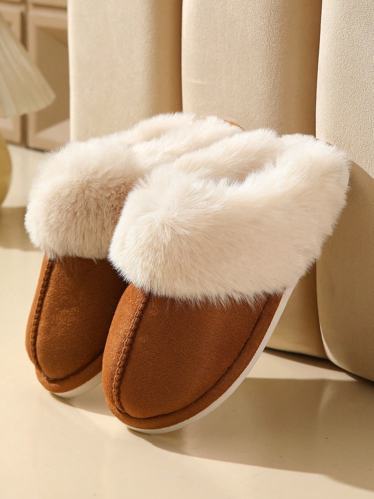 Women's slippers in suede look with a wide fold-over faux fur collar and a light sole - tan