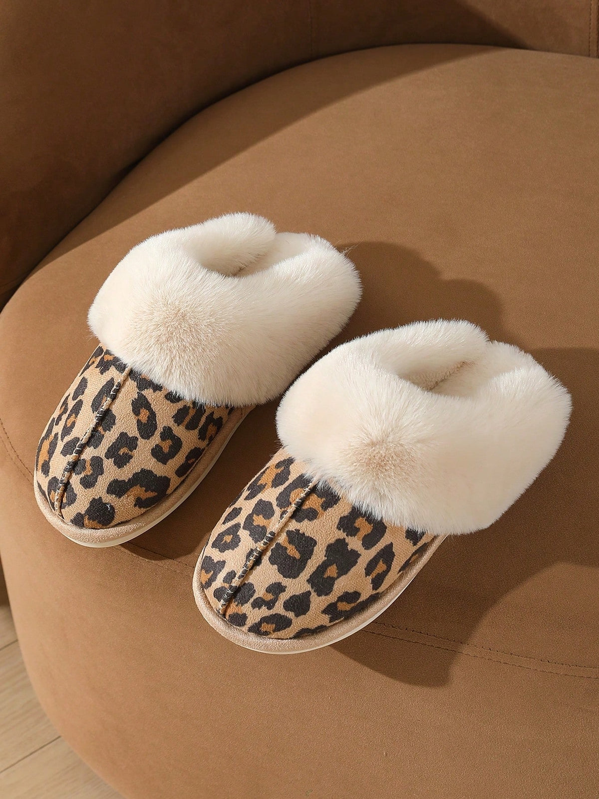 Women's slippers in suede look with a wide fold-over faux fur collar and a light sole - leopard