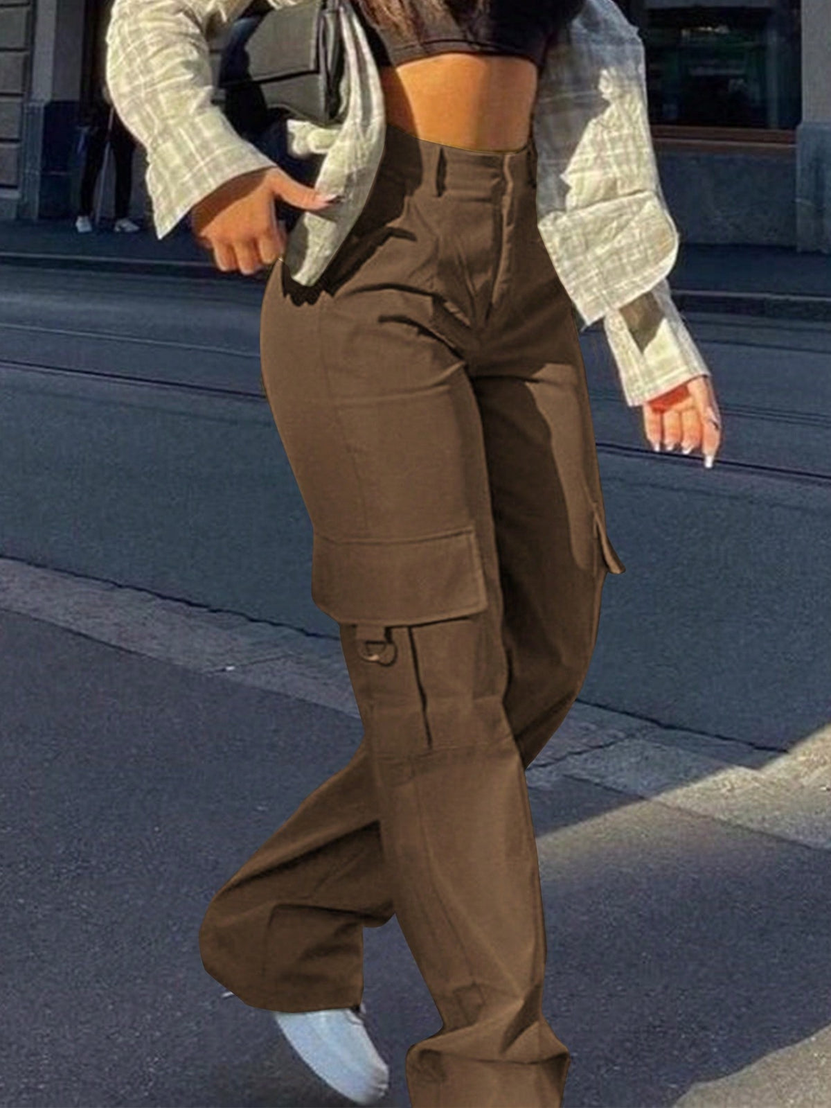 Wide leg cargo trousers for women with high waist, side flap pockets and a long straight leg - view 11