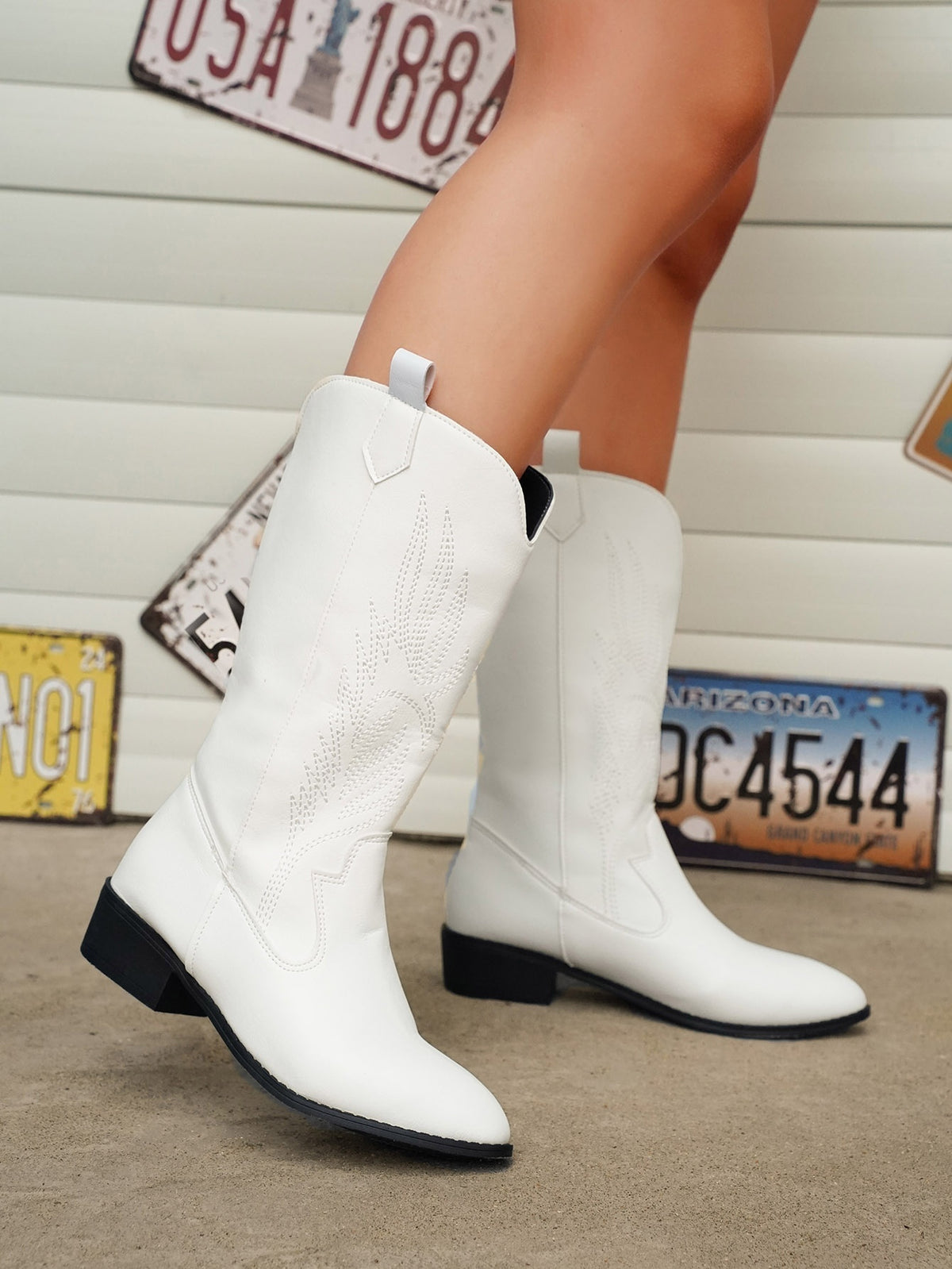 Women's cowboy boots with an embroidered motif on the shaft, pointed toe and block heel - view 17
